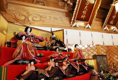 新発田の総鎮守、諏訪神社も飾られたおひなさま